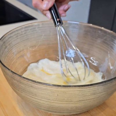 uova e latte mescolate con frusta per impasto torta al cacao senza glutine
