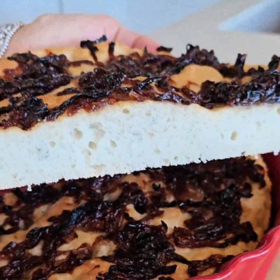 L'interno della focaccia senza glutine alle cipolle caramellate senza glutine e latte