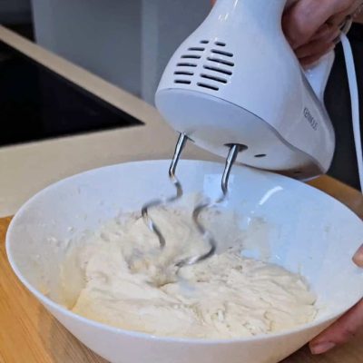 Impasto della focaccia senza glutine alle cipolle impastato con lo sbattitore elettrico munito di ganci