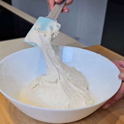 Dimostrazione della consistenza dell'impasto senza glutine per la focaccia alla cipolla caramellata