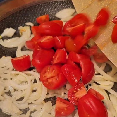 Cipolla e pomodorini in padella per spaghetti senza glutine.