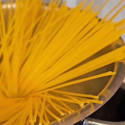 Spaghetti senza glutine in pentola durante la cottura.