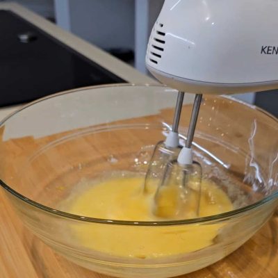 Uova e zucchero montati con fruste elettriche per plumcake senza glutine alla zucca