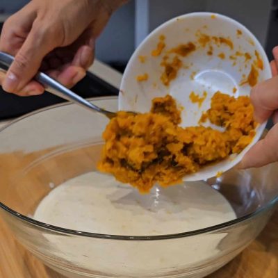 Purea di zucca cotta aggiunta all’impasto per plumcake variegato senza glutine