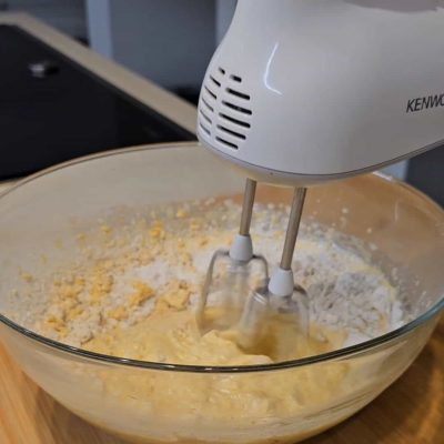 impasto mescolato con fruste elettriche per plumcake senza glutine alla zucca