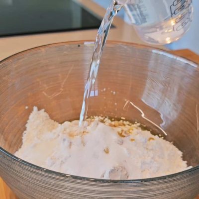 Aggiunta di acqua per impasto per il pane all'uvetta senza glutine