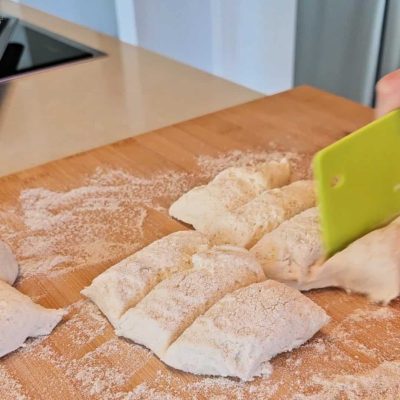 l'impasto delle focaccine senza glutine ai pomodorini viene diviso in pezzetti di uguale dimensione