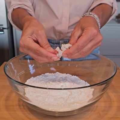 Focaccia senza glutine viene aggiunto al mix senza glutine il lievito di birra sbriciolato