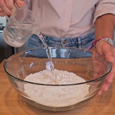Focaccia senza glutine viene aggiunta l'acqua