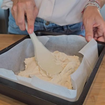 Focaccia senza glutine l'impasto viene appiattito prima della lievitazione