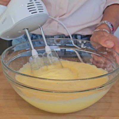 la torta alle nocciole e cacao senza glutine vengono montate a neve le uova con lo zucchero