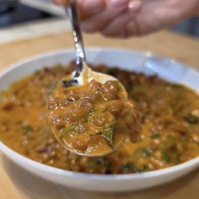 una cucchiaiata di Dahl di lenticchie veloce con spinacini senza glutine