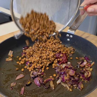 Aggiunta delle lenticchie cotte al Dahl di lenticchie veloce con spinacini senza glutine