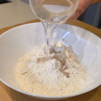 Aggiunta di acqua al mix per pane senza gluitne per il Pane naan senza glutine e senza lattosio versione senza yogurt