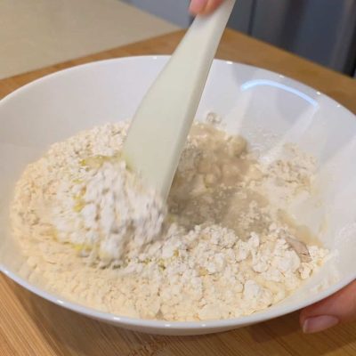 MESCOLO L'IMPASTO DEL Si da la forma con le mani al Pane naan senza glutine e senza lattosio versione senza yogurt