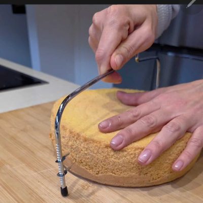 Taglio a strati la mia torta di compleanno senza glutine e senza latte