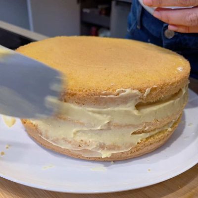 Riempio i buchi ai lati della mia torta di compleanno senza glutine e senza latte