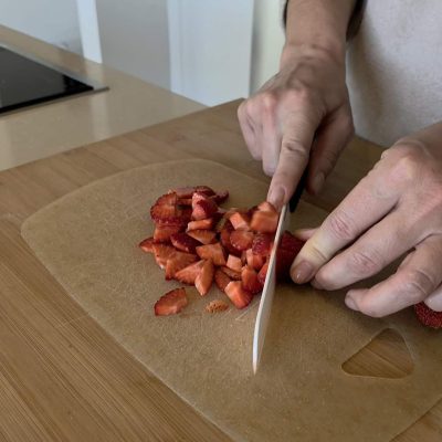 Tagliare le fragole per i pancakes alle fragole senza glutine e senza latte