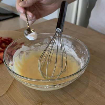 aggiungo il lievito per dolci per i pancakes alle fragole senza glutine e senza latte