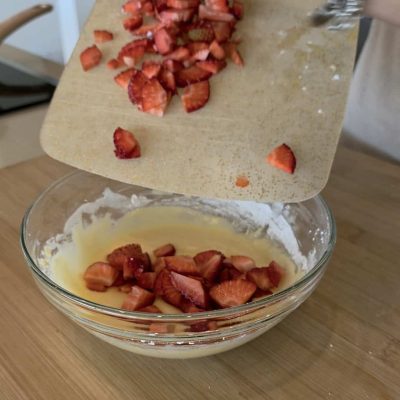 Pancake senza glutine con fragole fresche e impasto morbido. Ricetta gustosa e adatta a chi soffre d.