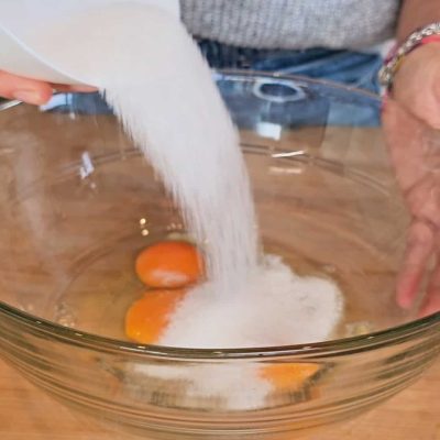 aggiungo lo zucchero alle uova
