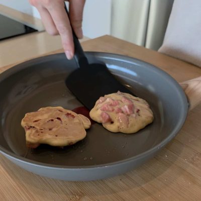 giro a meta cottura i pancakes alle fragole senza glutine e senza latte