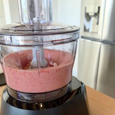il composto viene frullato per ottenere i muffin fragola frullati senza glutine