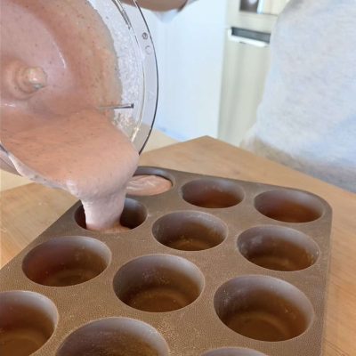 impasto viene versato nello stampo per muffin fragola frullati senza glutine