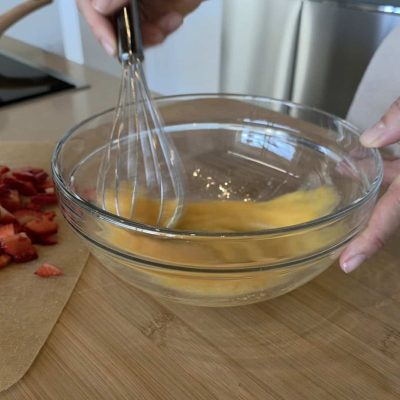 mescolo con una frusta gli ingredienti liquidi per i pancakes alle fragole senza glutine e senza latte