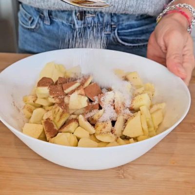 aggiungo cannella limone e zucchero allle mele