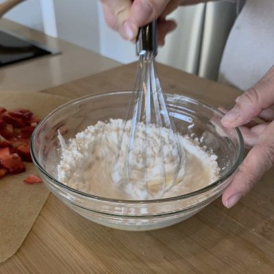 mescolo la farina di riso amido di mais per i pancakes alle fragole senza glutine e senza latte