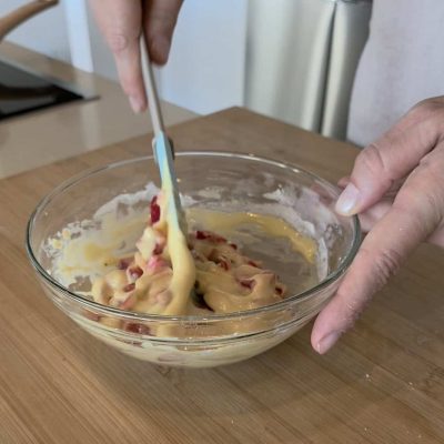 mescolo per incorporare bene le fragole per i pancakes alle fragole senza glutine e senza latte