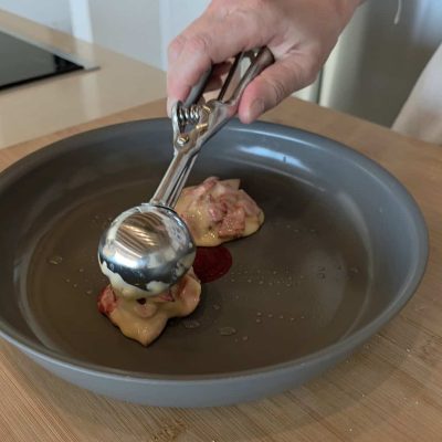 porziono e do la forma ai pancakes alle fragole senza glutine e senza latte