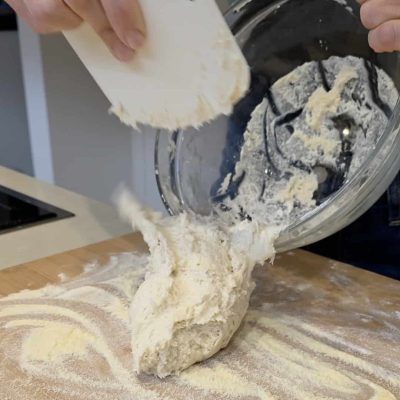 rovescio impasto lievitato su piano infarinato di pizza senza glutine sottile.j
