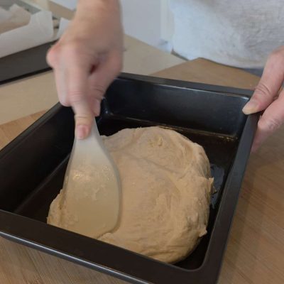stendo impasto di focaccia senza glutine mediterranea nella teglia di cottura