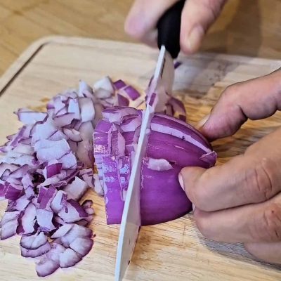 taglio a dadini la cipolla per la pasta alla pancetta pomodoro senza glutine