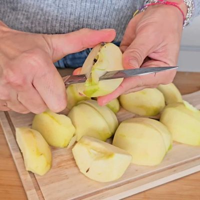sbuccio le mle per la torta alle mele senza glutine