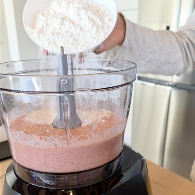 viene aggiunto al composto di fragole frullare il mix senza glutinemuffin fragola frullati senza glutine