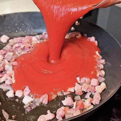 viene aggiunto il pomodoro alla pancetta per la pasta alla pancetta pomodoro senza glutine