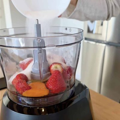 zucchero viene aggiunto alle fragole nel frullatore per muffin fragola frullati senza glutine